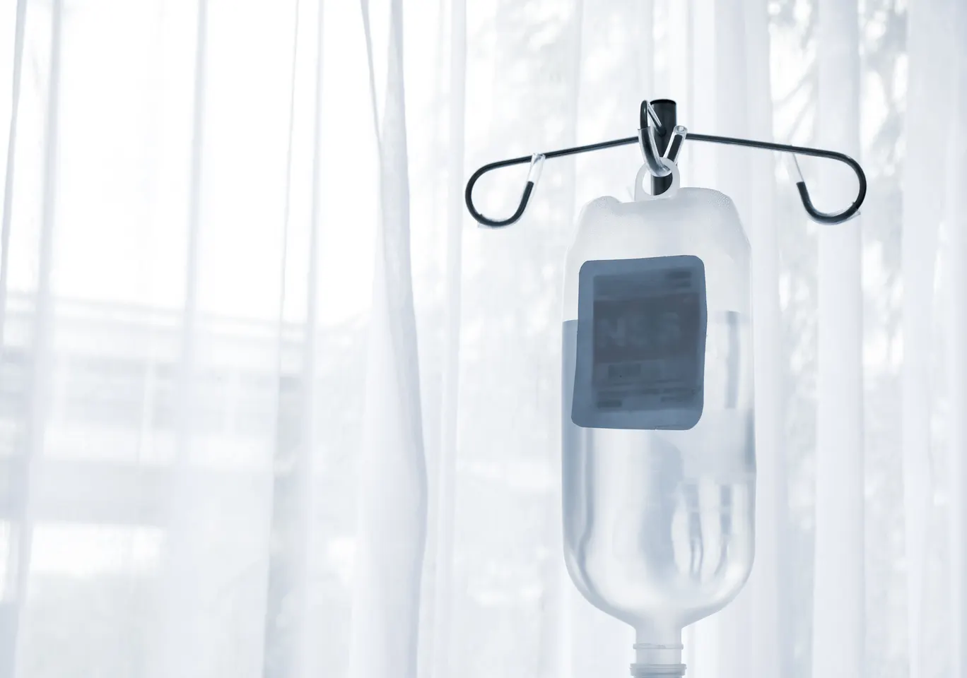 Kroplówki witaminowe Zambrów: butelka płynu infuzyjnego zawieszona przy oknie