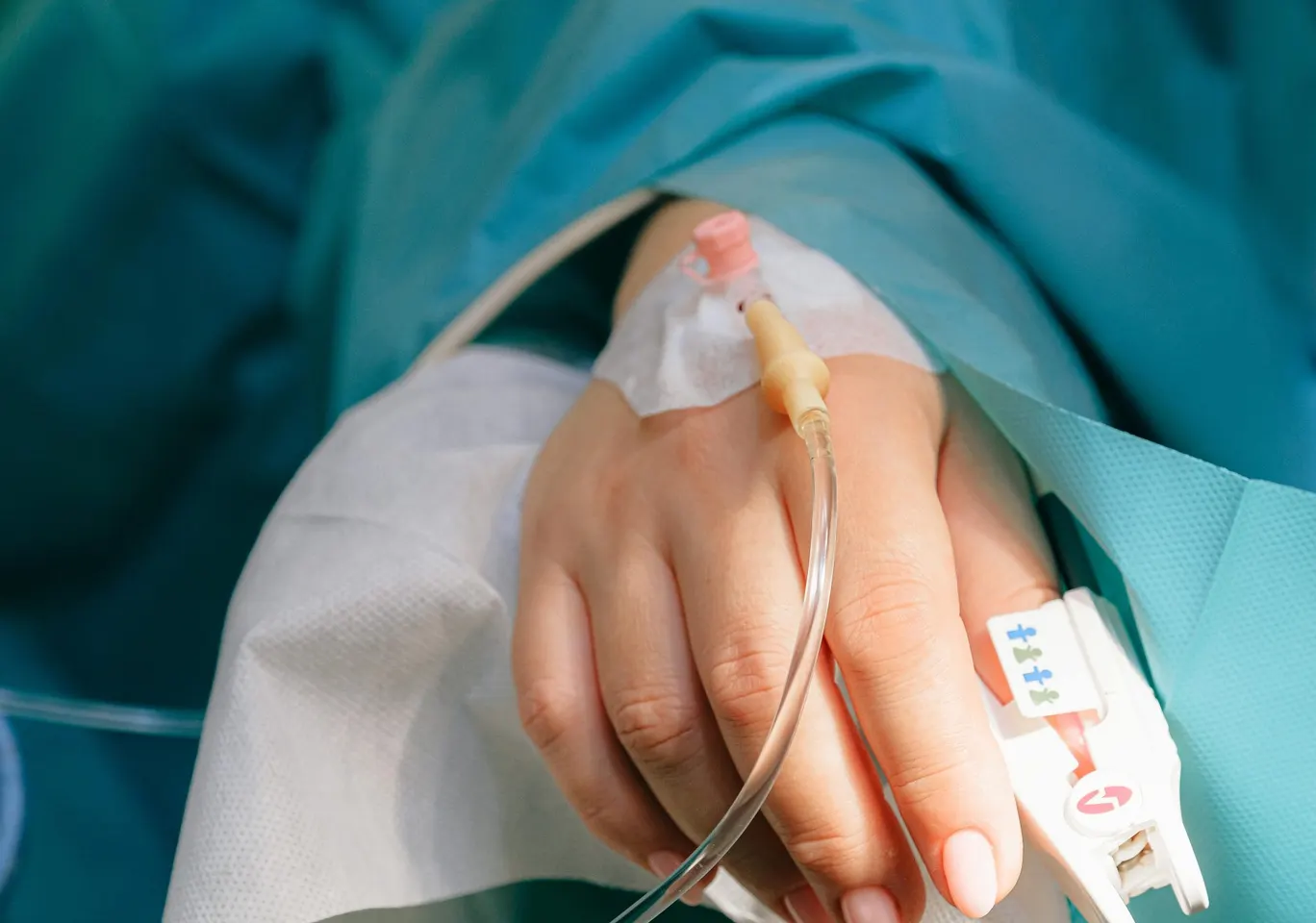 Detoks alkoholowy Zambrów: dłoń z wenflonem i pulsoksymetrem pod nadzorem