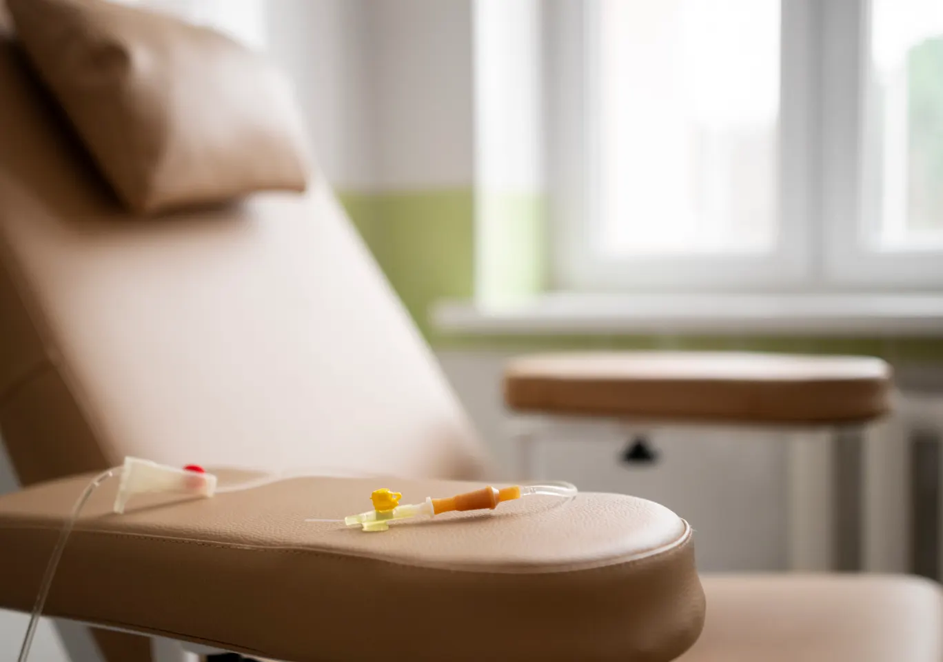 Kroplówki witaminowe Kolno: fotel zabiegowy z przygotowaną linią infuzyjną