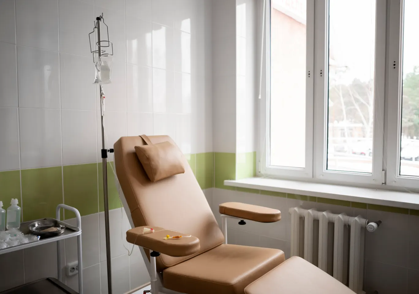 Kroplówki witaminowe Łomża: gabinet zabiegowy z fotelem i stojakiem na kroplówkę