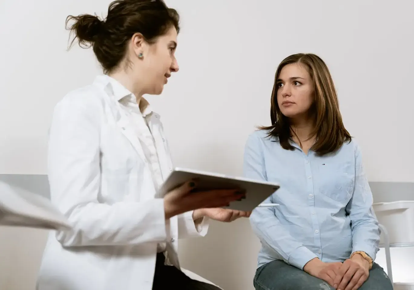 Terapia uzależnień Łomża, psychoterapia indywidualna, grupowa i rodzinna: rozmowa lekarki z pacjentką