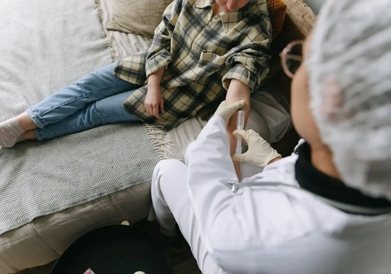Konsultacja psychiatryczna Łomża, diagnoza, farmakoterapia uzależnień i zaburzeń psychicznych: rozmowa terapeutyczna na kanapie